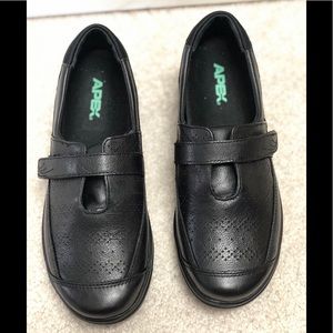 Apex black leather shoes sz 6.5W NWOT